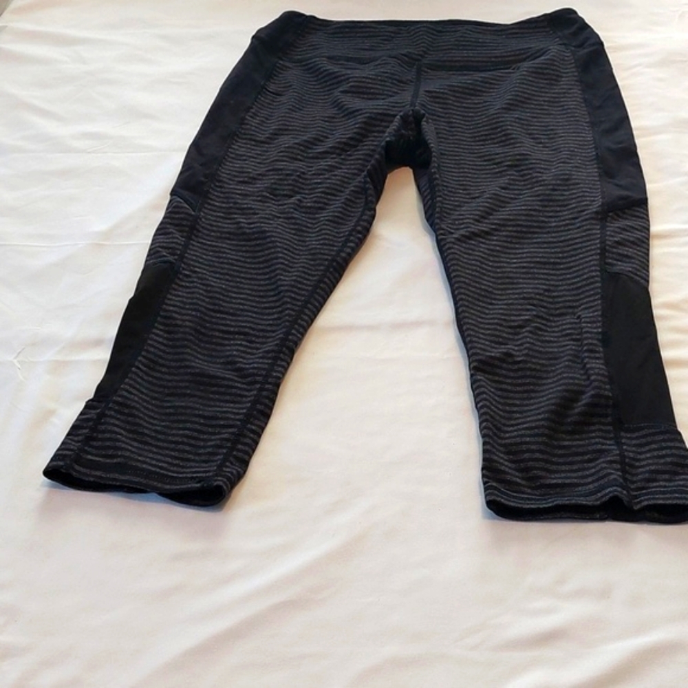 Kyodan Gray and Black Stripped Legging. Great Condition. There is a Pocket .